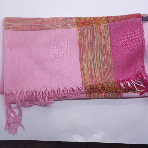 Pink hue Pashmina - Picture 3 of 9